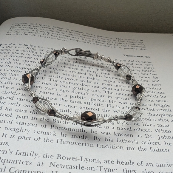 Elegant Silver and Black Beaded Bracelet - Picture 2 of 8